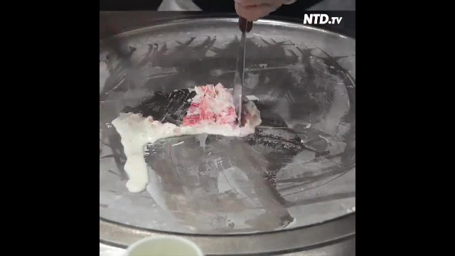 Thưởng thức món kem cuộn Thái Lan độc đáo