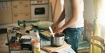 Các ông chồng thể hiện khả năng đầu bếp ngày Quốc tế phụ nữ
