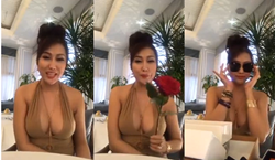 Phi Thanh Vân mặc hở táo bạo, khoe gò bồng đảo đốt mắt người xem