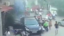 Ô tô húc thẳng, san bằng quán nước khiến 3 người bị thương