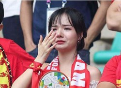 Cổ động viên Việt Nam xinh đẹp trả lời phỏng vấn, đốn tim khán giả Hàn Quốc ASIAD 2018