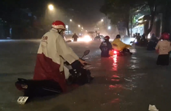Ảnh hưởng bão số 9, Sài Gòn ngập sâu trong biển nước