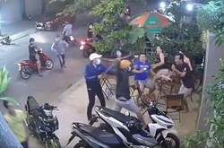 Ngồi cà phê với bạn, người đàn ông bị nhóm người lạ chém NHẦM
