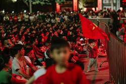 CĐV tưng bừng mừng chiến thắng của tuyển Việt Nam
