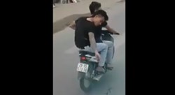 Cảnh giác trước 2 thanh niên chạy trước đầu xe dải đinh