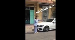 Nữ chủ nhà ghê gớm dùng búa đập xe sang trước lời thách thức của tài xế