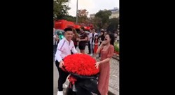 Bản sao Lê Âu Ngân Anh được cầu hôn bó hoa khổng lồ ngày Valentine