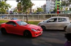 Xế hộp ngang nhiên đi ngược chiều phớt lờ người đi đường