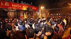 Đông nghẹt người dân trong ngày khai ấn Đền Trần