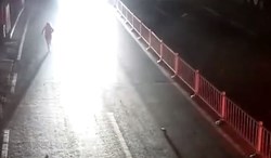 Say rượu thử lòng vợ ra đứng đường, anh chồng nhận cái kết Đắng