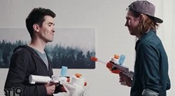 Súng bắn đạn làm từ giấy vệ sinh, lại thêm 1 phát minh độc đáo của Nhật Bản