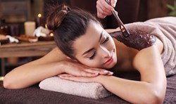 Thư giãn kiểu lạ: Massage toàn thân bằng socola
