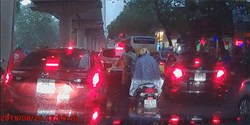 Siêu bão khiến cây gẫy cành đổ vào xe ô tô tại đường Xuân Thuỷ - Hà Nội 