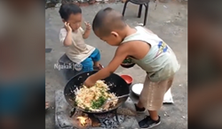 Tý tuổi đầu đã biết nấu ăn, cậu bé khiến triệu người xem xót xa và cảm phục