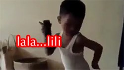 Cậu bé múa dẻo khiến CĐM thán phục
