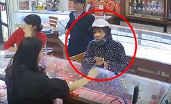 Nhanh như chớp nữ tặc cuỗm luôn dây chuyền vàng 70 triệu trước mắt chủ tiệm vàng