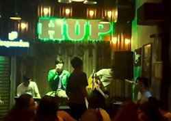 Nhiệm vụ là lái grab nhưng lại ngồi hát quán bar