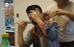 GỬI NGAY video này tới những người chỉ biết cắm đầu vào điện thoại