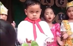 Ai còn nhớ em bé này không? 