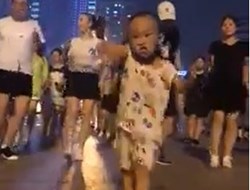 Nhảy nhót còn hơn cả các cô chú