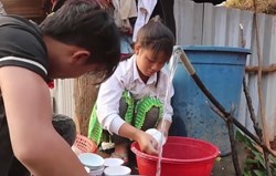 Cuộc sống của cô dâu 14 tuổi lấy chồng 20 tuổi trong ngôi nhà nghèo
