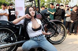 Người mẫu Ngọc Phụng tại đại hội Motor, tiếp tục khoe vòng nóng bỏng