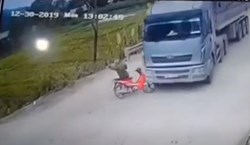 Người đàn ông thoát chết nhờ lao ra khỏi xe trước khi bị xe tải cán nát