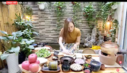 Mỹ Tâm gây bão khi vừa livestream, vừa hát 