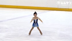 Bé gái đáng yêu trượt băng khiến khán giả thích thú