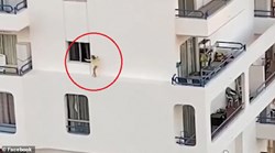 Đứng tim cảnh tượng bé gái tay trần, chạy trên gờ tường