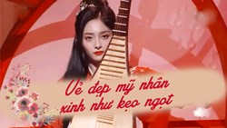 Đúng là đẹp như mỹ nhân Hoa Ngữ đánh đàn