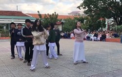 Tụi học sinh học gì ở trưởng?