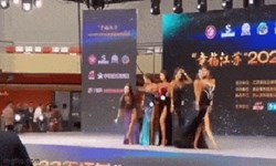 Clip: Thí sinh rút giày ném thẳng vào ban giám khảo khi bị loại
