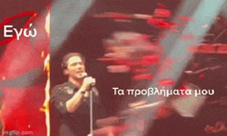Video: Nam ca sĩ sững sờ vì bị ném thẳng thùng đồ vào mặt khi đang biểu diễn