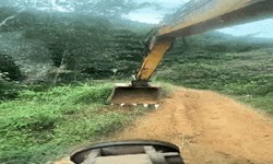 Tài xế lái máy xúc nhận được vô số lời khen nhờ có hành động đẹp này