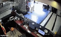 Clip: Xe BMW mất lái đâm thẳng vào nhà hàng, nhân viên lễ tân thoát chết trong gang tấc