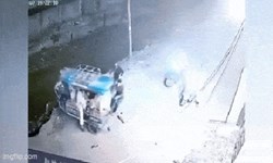 Xe ba bánh lao thẳng xuống kênh nước, nhiều người bị thương