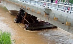 Clip: Thót tim khoảnh khắc tàu trôi tự do trên sông Chảy đâm vào cầu Tô Mậu, tỉnh Yên Bái