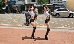 Clip: Con trai tốt nghiệp cấp 2, mẹ thuê vũ công múa sexy trước cổng trường