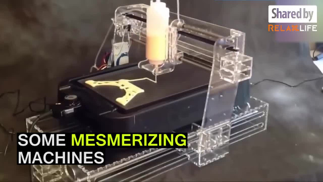 Just a simple chain of movement but it looks so mesmerizing!