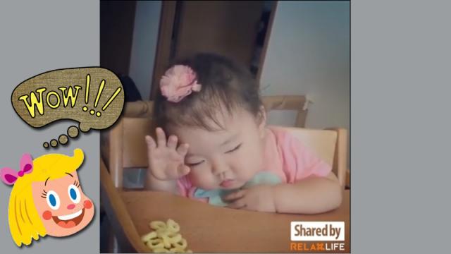 Little girl doesn't miss a bite despite falling asleep