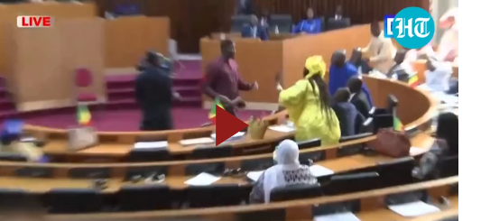 Hai nghị sĩ ném đồ, ẩu đả dữ dội ngay trong buổi họp quốc hội