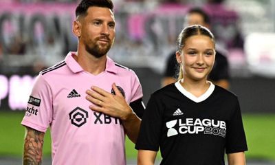 Con gái David Beckham "gây sốt" qua loạt ảnh ra sân cùng với Lionel Messi