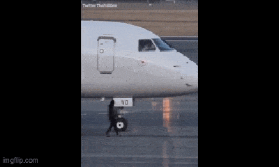 Video: Bị nhỡ chuyến bay và hành động bất ngờ của cô gái