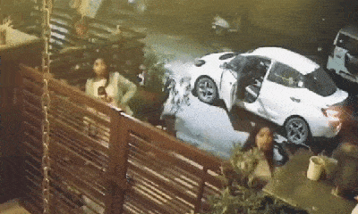 Video: 2 cô gái đi ô tô có hành động "đáng xấu hổ" trước ống kính camera