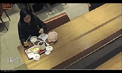 Video: Cận cảnh người phụ nữ tự bỏ tóc vào đồ ăn hòng quỵt tiền nhà hàng