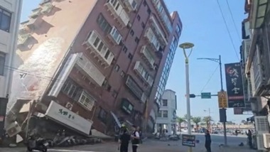 Video: Cảnh tượng từng mảnh vỡ tòa nhà rơi xuống trong trận động đất ở Đài Loan (Trung Quốc)