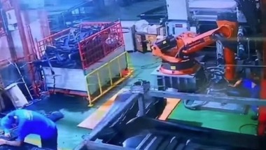 Video: Khoảnh khắc công nhân bị robot "tấn công" dẫn đến mất mạng
