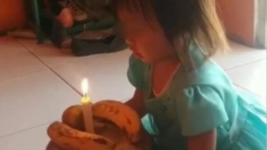 Video: Bé gái mừng sinh nhật với 3 trái chuối, lý do khiến ai cũng nghẹn lòng