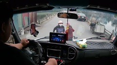 Clip: Tài xế xe tải giật mình phanh "cháy lốp", tránh 2 người phụ nữ "hồn nhiên tâm sự" giữa đường